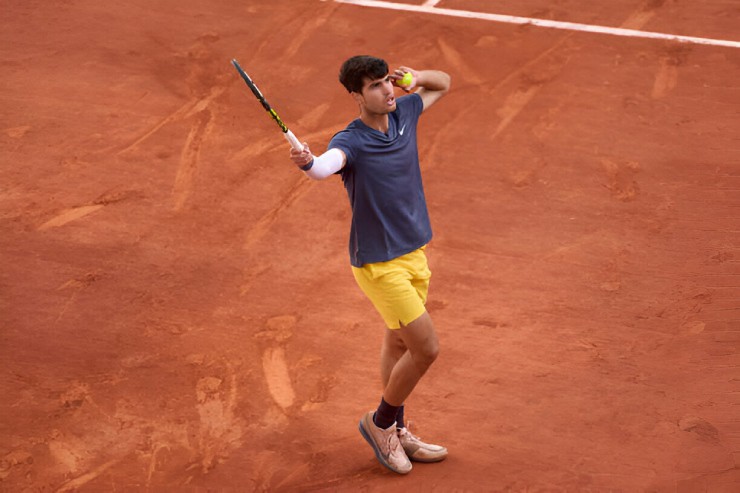 Carlos Alcaraz được người hâm mộ cổ vũ nhiệt tình ở chung kết Roland Garros. Sau 4 set giằng co,&nbsp;"Tiểu Nadal" hoàn toàn áp đảo Alexander Zverev trong set 5 quyết định