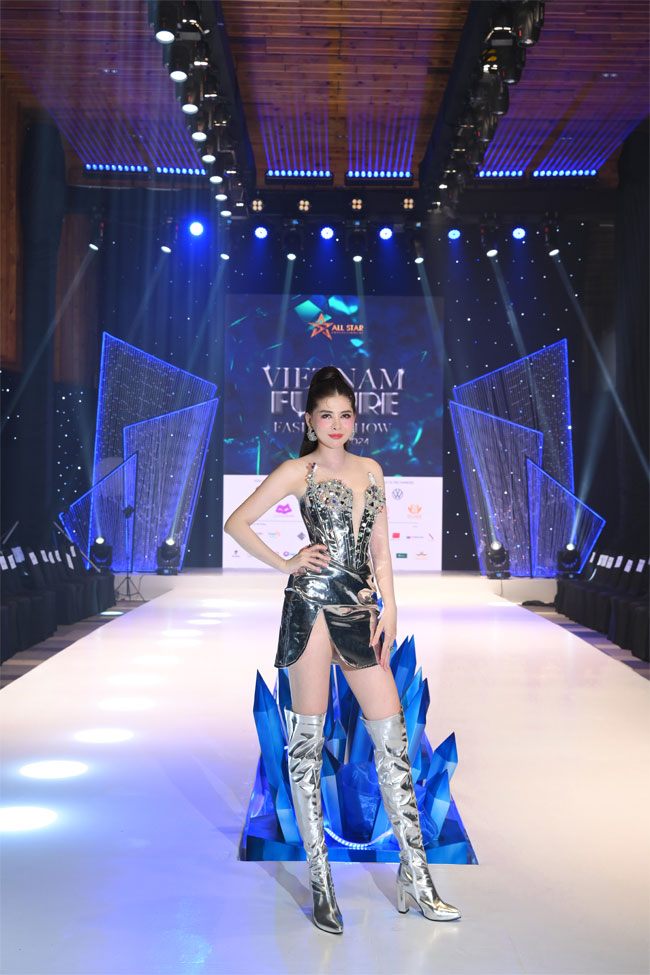  “Vietnam Future Fashion Show 2024 hứa hẹn mở ra một sân chơi lớn để các NTK tiềm năng có cơ hội được thể hiện tài năng và giao lưu với giới mộ điệu. Đây cũng là một trong những nỗ lực của đơn vị tổ chức All Star Entertainment trong việc phát triển nền thời trang nước nhà và ủng hộ những tài năng trẻ”, Kim Phụng chia sẻ.