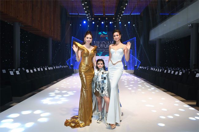 Khách mời đội mưa đến dự Vietnam Future Fashion Show 2024 của NTK Kim Phụng - 4