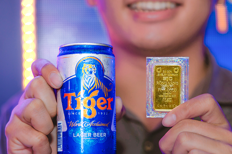 Các khách hàng may mắn đều chia sẻ chung câu chuyện: Tiger Beer chính là thương hiệu ‘quốc dân’ trong lòng họ, bởi gia đình ai nấy đều đã ủng hộ Tiger trong nhiều năm và chưa hề có ý định thay đổi thói quen này.