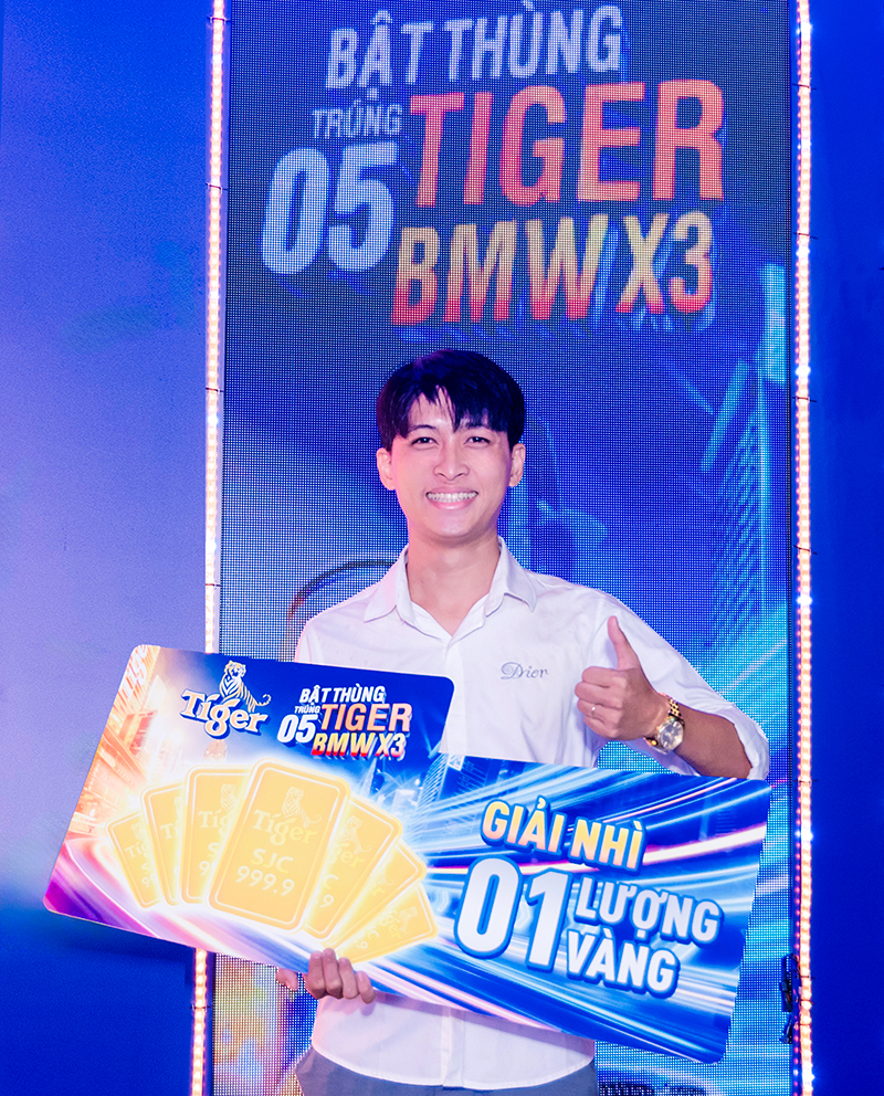 Anh L. vẫn không giấu nổi niềm vui mừng khi tận tay nhận lượng vàng mà Tiger Beer dành tặng cho vị “khách hàng thập kỷ”.