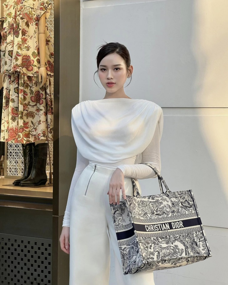 Phong cách nữ CEO của Đỗ Thị Hà còn được tô điểm bằng chiếc túi Dior Book Tote giá khoảng 100 triệu đồng, thuận tiện cho những ngày cần di chuyển và đựng nhiều đồ đạc.