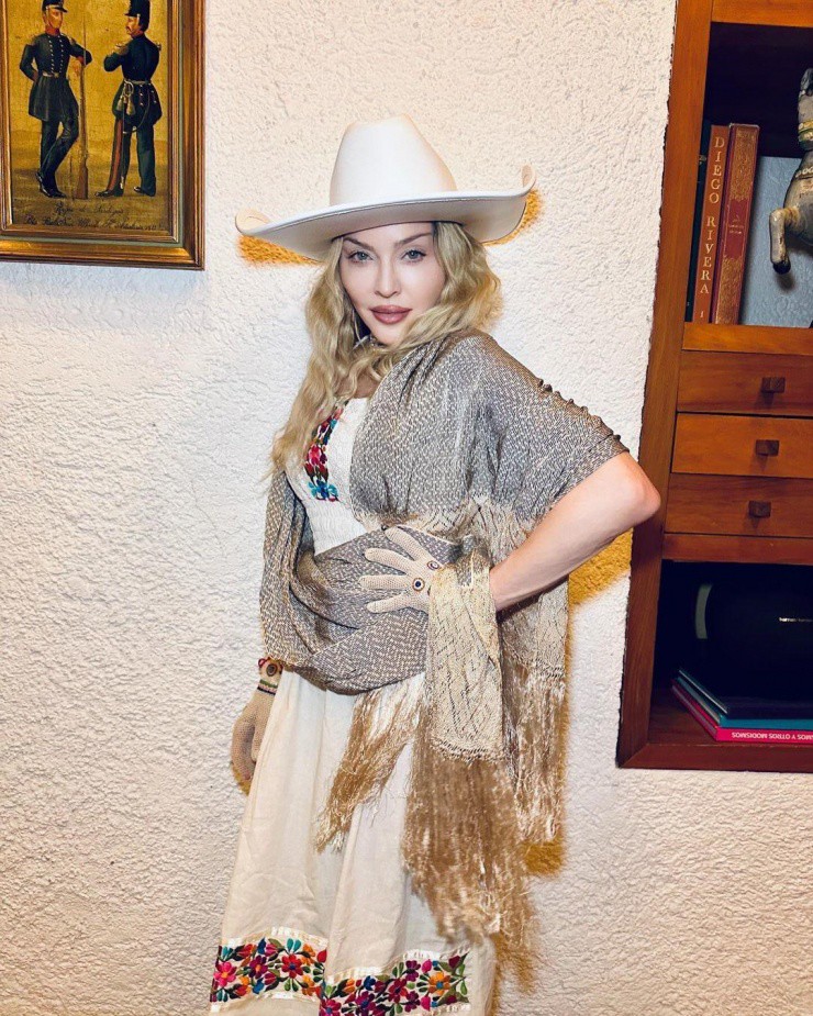 Khi đi khám phá Mexico, Madonna chọn phong cách du mục với váy thêu hoa, khăn quàng và mũ cao bồi. Ảnh: Instagram Madonna