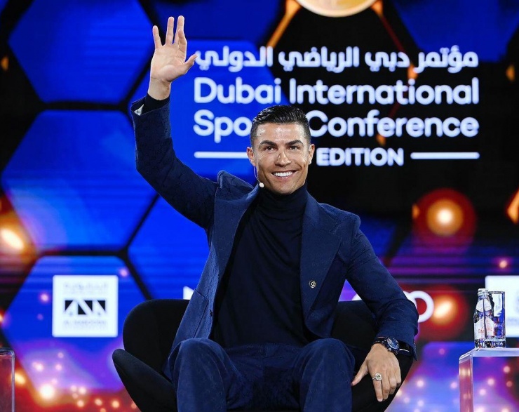 Ronaldo mix-match áo cổ lọ cùng âu phục xanh tại lễ trao giải Quả bóng Vàng Dubai 2023, hôm 20/1. Anh được vinh danh ba hạng mục gồm "Giải thưởng Maradona" - dành cho cầu thủ ghi bàn nhiều nhất năm 2022, "Cầu thủ Trung Đông xuất sắc", "Cầu thủ xuất sắc do fan bình chọn". Ảnh: Instagram Cristiano