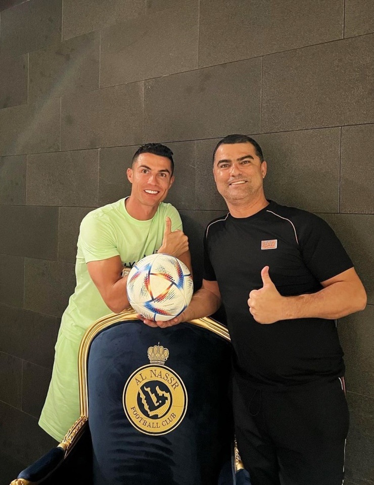 Ronaldo diện cả "cây" xanh, chụp ảnh lưu niệm cùng anh trai. Ảnh: Instagram Museucr7funchal