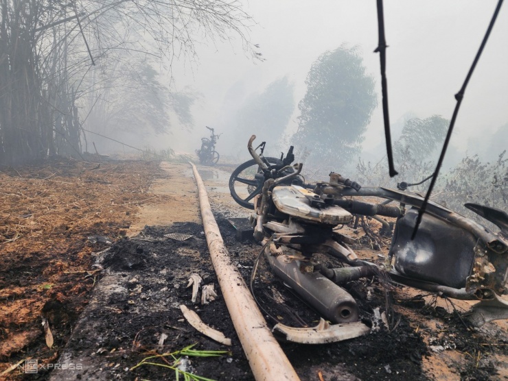 Ba xe máy của lực lượng dân quân tham gia chữa cháy dựng trên đê bị lửa thiêu rụi, hư hỏng.