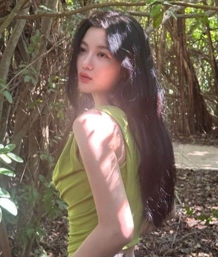 Kim Yoo Jung trong lần đến Nha Trang hồi tháng 12/2023. Ảnh: Instagram.