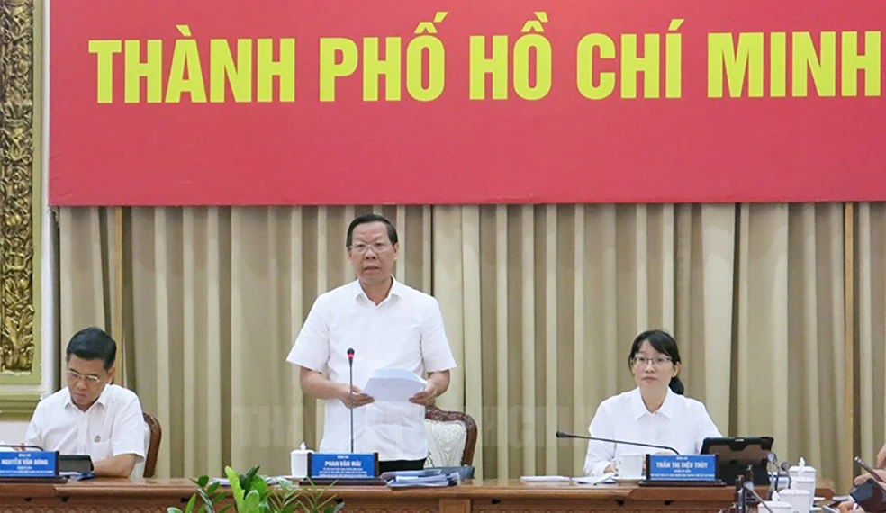 Chủ tịch UBND TP.HCM Phan Văn Mãi phát biểu từ đầu cầu TP.HCM. Ảnh: THÀNH ỦY TP.HCM
