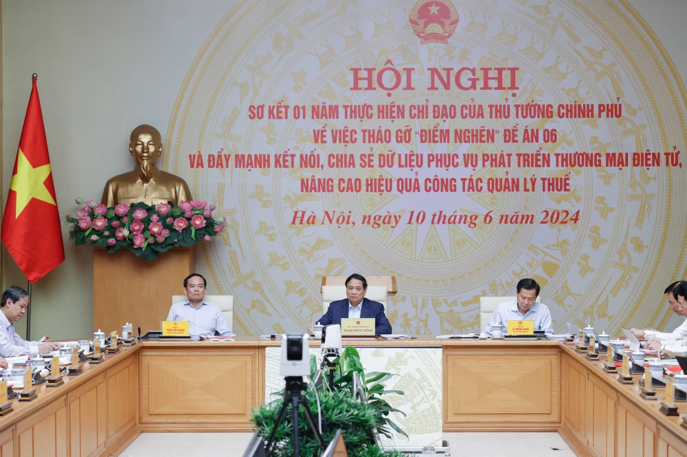 Thủ tướng Phạm Minh Chính chủ trì Hội nghị sơ kết một năm thực hiện chỉ đạo của Thủ tướng về việc tháo gỡ các “điểm nghẽn” trong triển khai Đề án 06. Ảnh: VGP