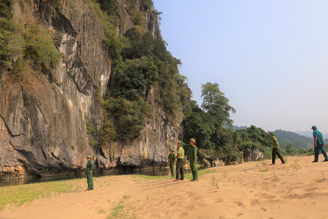Lực lượng chức năng phối hợp tuần tra tại nhiều điểm ở khu vực rừng xã Trường Sơn