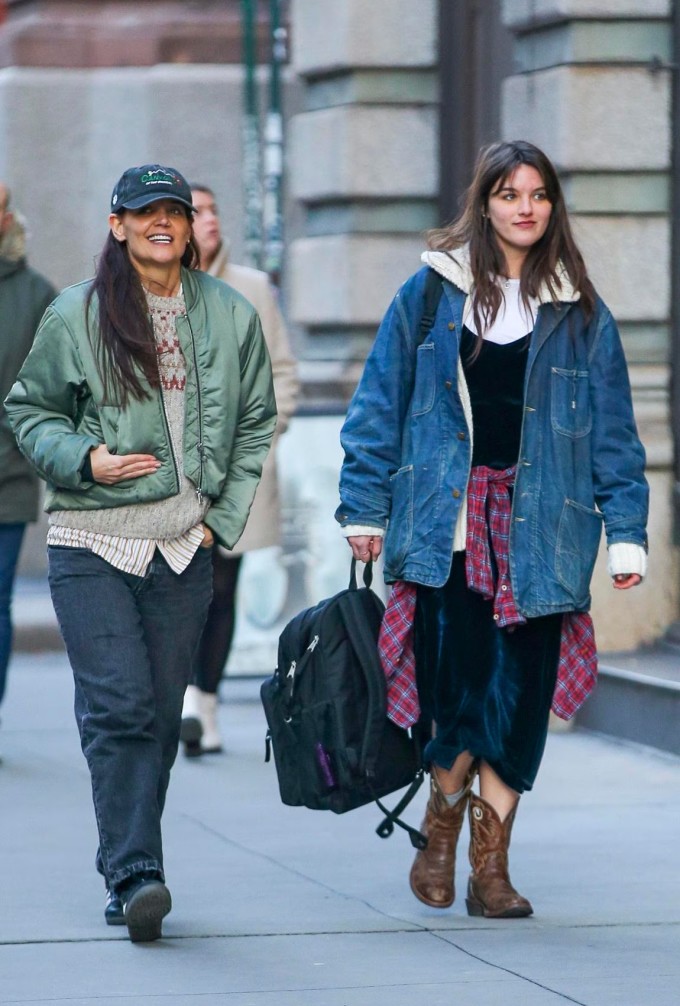 Katie Holmes và con gái Suri. Ảnh: Grosby