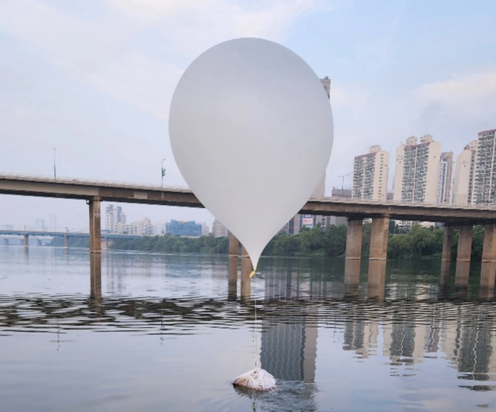Một quả bong bóng bay chứa rác rơi trên lãnh thổ Hàn Quốc. Ảnh: YONHAP