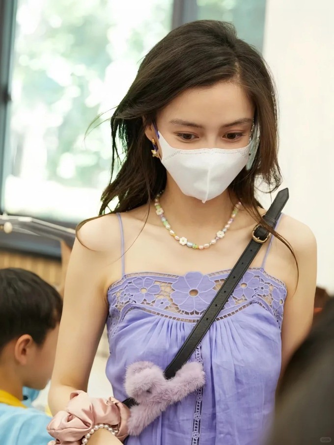 Angelababy tại sự kiện ở trường con trai hồi đầu tháng 6. Ảnh: Sinchew