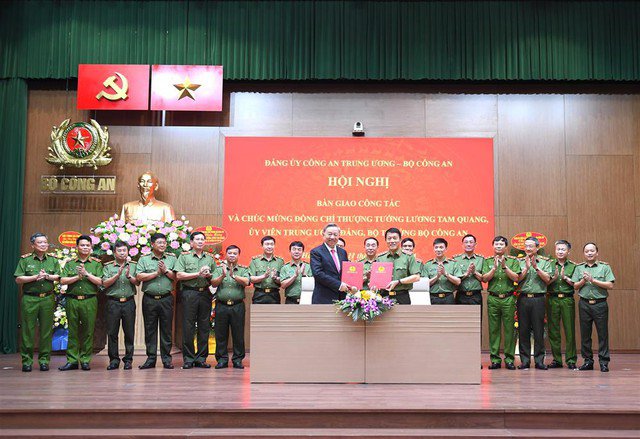 Chủ tịch nước Tô Lâm và Bộ trưởng Lương Tam Quang ký biên bản bàn giao công tác. Ảnh: Cổng TTĐT Bộ Công an