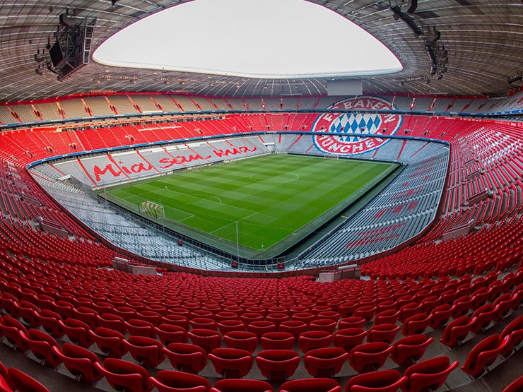 Việc xây dựng Allianz Arena bắt đầu từ tháng 10 năm 2002, với tổng vốn đầu tư vào dự án là 340 triệu euro (khoảng 9.304 tỷ đồng).
