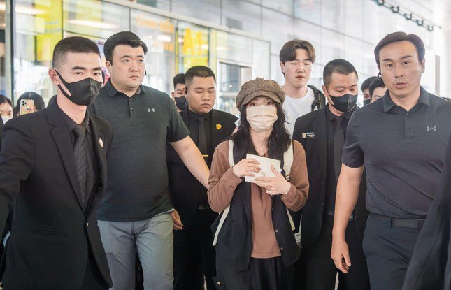 Em gái quốc dân Kim Yoo Jung được fan vây quanh khi đặt chân đến sân bay Nội Bài.