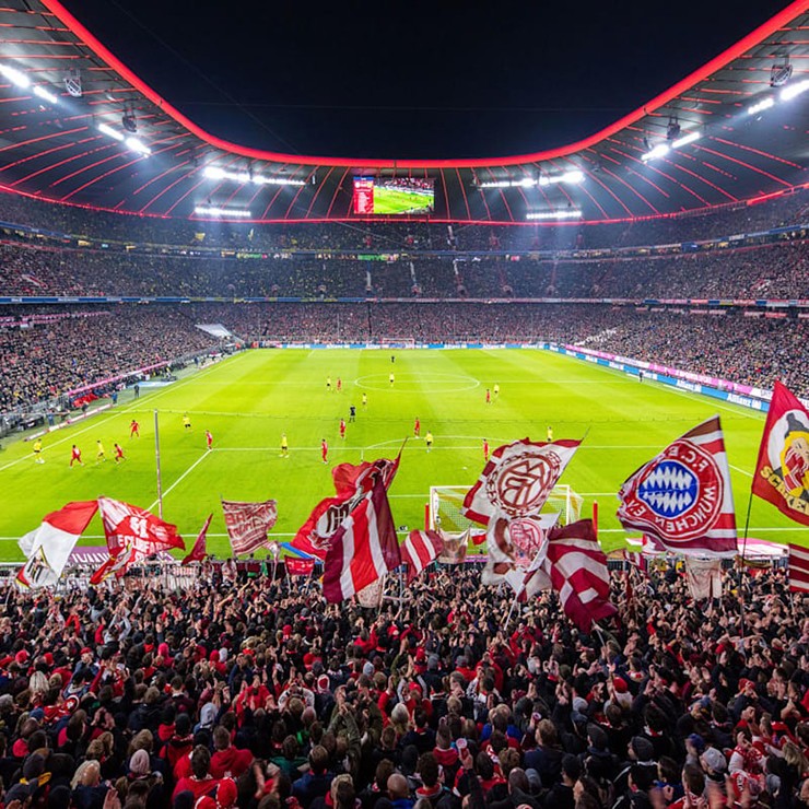 Allianz Arena là sân vận động đầu tiên trên thế giới có thể&nbsp;thay đổi hoàn toàn màu sắc ghế, được làm bằng các tấm nhựa ETFE&nbsp;bơm hơi. Allianz Arena được&nbsp;thay màu khi các đội khác nhau thi đấu, tùy theo màu của đội chủ nhà.&nbsp;
