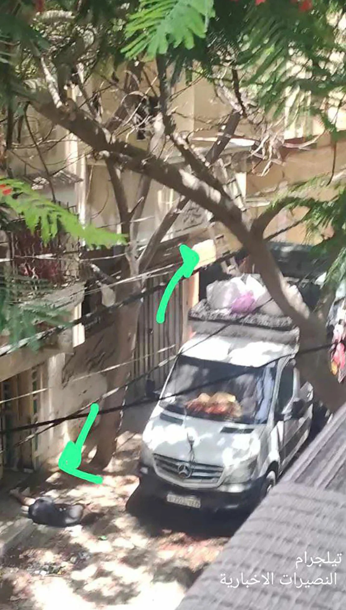 Chiếc xe tải van Mercedes màu trắng được cho là phương tiện để đặc nhiệm Israel tiếp cận tòa nhà giam giữ con tin. Ảnh: CNN