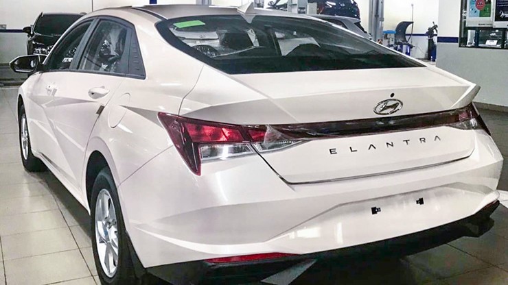 Xe sedna Hyundai Elantra được một số đại lý giảm giá ngang xe hạng B - 2