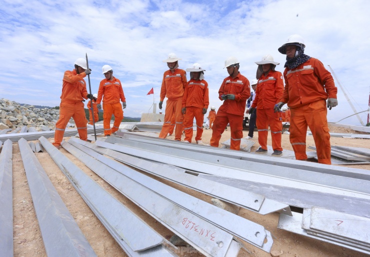 Công nhân phân loại vật tư, đưa thiết bị cho việc lắp dựng cột.