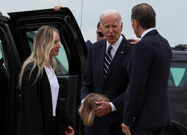 Ông Hunter Biden và vợ con đến đón cha là Tổng thống Joe Biden tại căn cứ của Lực lượng Phòng không Quốc gia Delaware hôm 11-6 - Ảnh: REUTERS