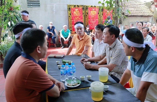 Ông Vũ Hoàng Linh, Chánh Văn phòng Ban An toàn giao thông tỉnh Thanh Hóa tới thăm hỏi, chia sẻ mất mát với gia đình nạn nhân trong vụ tai nạn giao thông khiến 3 ông cháu thương vong. Ảnh: BTH