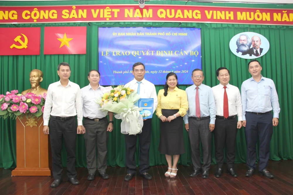 Bà Nguyễn Thị Hồng Thắm, Phó Giám đốc Sở Nội vụ TP đã công bố quyết định của Chủ tịch UBND TP.HCM về phê chuẩn kết quả bầu Phó Chủ tịch UBND TP Thủ Đức, nhiệm kỳ 2021-2026 đối với ông Đỗ Anh Khang. Ảnh: THANH THÙY