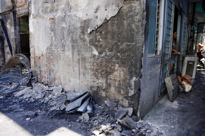 Vách tường nhà bà Mười bị hư hỏng. Ảnh: Nguyễn Đông