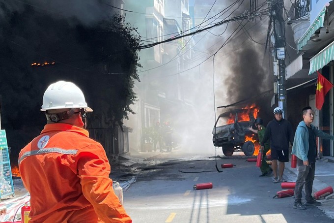 Ôtô tải bị hất văng, bốc cháy trong vụ hỏa hoạn. Ảnh: Cảnh sát chữa cháy
