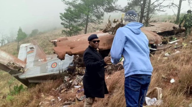 Mảnh vỡ chiếc máy bay chở Phó Tổng thống Malawi Saulos Chilima khi được tìm thấy. (Ảnh: TH Malawi)