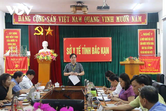 Ông Tạc Văn Nam (đứng) - Giám đốc Sở Y tế Bắc Kạn chủ trì họp bàn triển khai công tác phòng chống dịch não mô cầu trên địa bàn tỉnh.