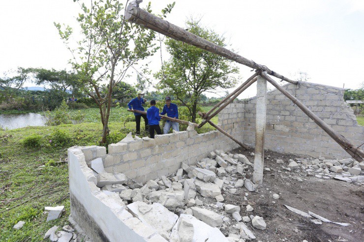 Dưới hành lang lưới điện siêu cao áp, hàng trăm đoàn viên thanh niên địa phương cũng được điều động hỗ trợ tháo dỡ, di dời công trình, giải phóng mặt bằng cho dự án.