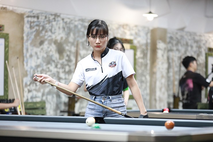 Hot girl&nbsp;của tuyển billiards nữ Bà Rịa – Vũng Tàu Trần Thị Dung được xem là một trong những nữ cơ thủ xinh đẹp nhất làng pool Việt Nam hiện tại. Tuy nhiên ở giải đấu này, cô sớm dừng bước khi đụng độ 2 đối thủ đáng gờm là Kiều Tuyết Nhung và Vũ Huyền Nhi.