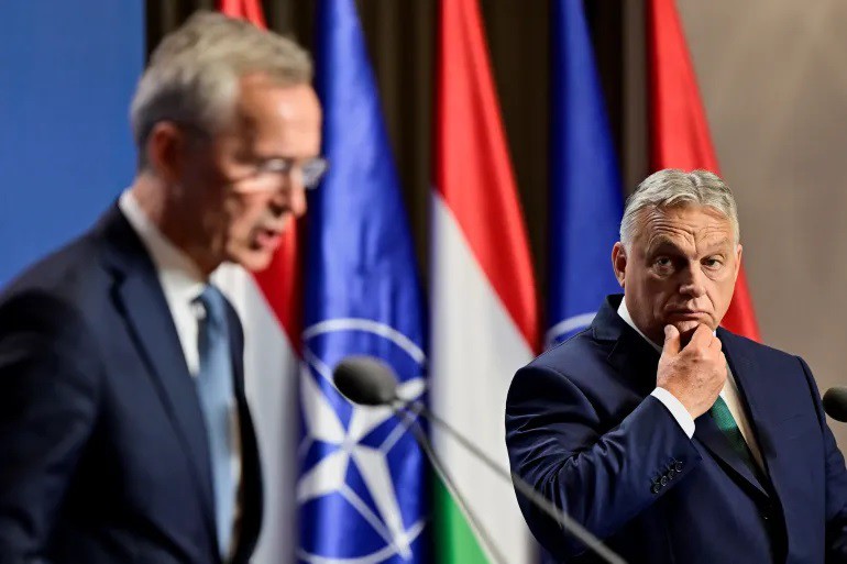 Thủ tướng Hungary – ông Viktor Orban – họp báo chung với Tổng thư ký NATO Jens Stoltenberg hôm 12/6 (ảnh: Al Jazeera)