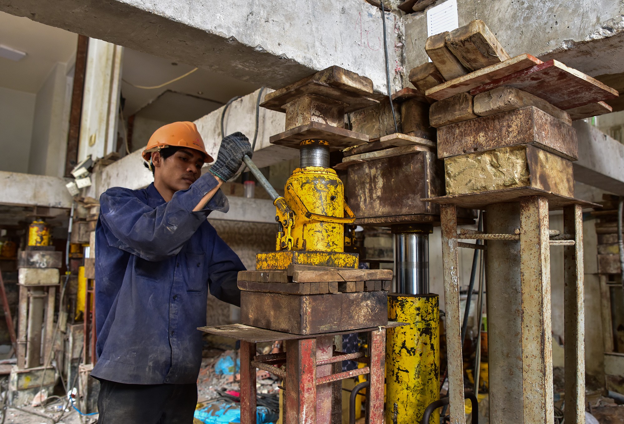 Những ben thuỷ lực này sẽ được gắn móc chấm vào bảng đo mức nâng từng lần kích dán lên dầm bê tông. Mỗi lần kích sẽ nâng toàn bộ công trình đồng đều lên 10cm. Sau mỗi lần kích, các công nhân sẽ gia cố, chèn đỡ cột bằng các đế thép, 22 kích phụ nâng đỡ từng cột an toàn rồi sau đó mới chuẩn bị các đợt nâng tiếp theo.