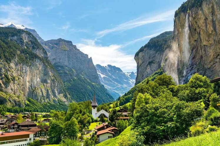 Thung lũng Lauterbrunnen nằm giữa dãy Alps, đây là một kiệt tác của thiên nhiên. Thác nước đổ xuống từ trên cao cùng với những ngôi nhà nhỏ xinh nằm rải rác như một bức tranh thiên nhiên tươi đẹp.