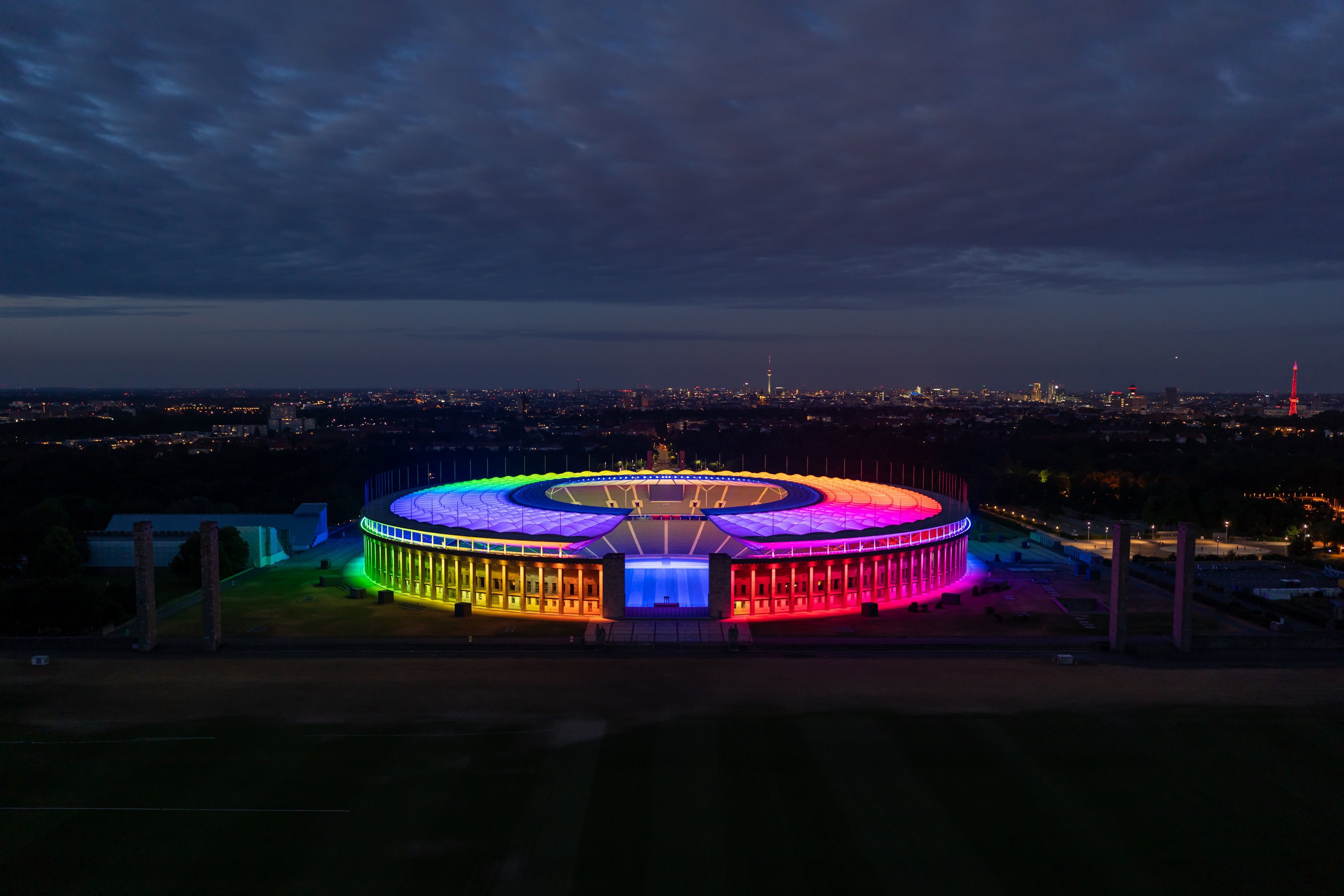 Sân Olympiastadion là một trong những địa điểm chính tổ chức các trận đấu trong khuôn khổ World Cup 2006 và trận chung kết UEFA Champions League (cúp C1) năm 2015.