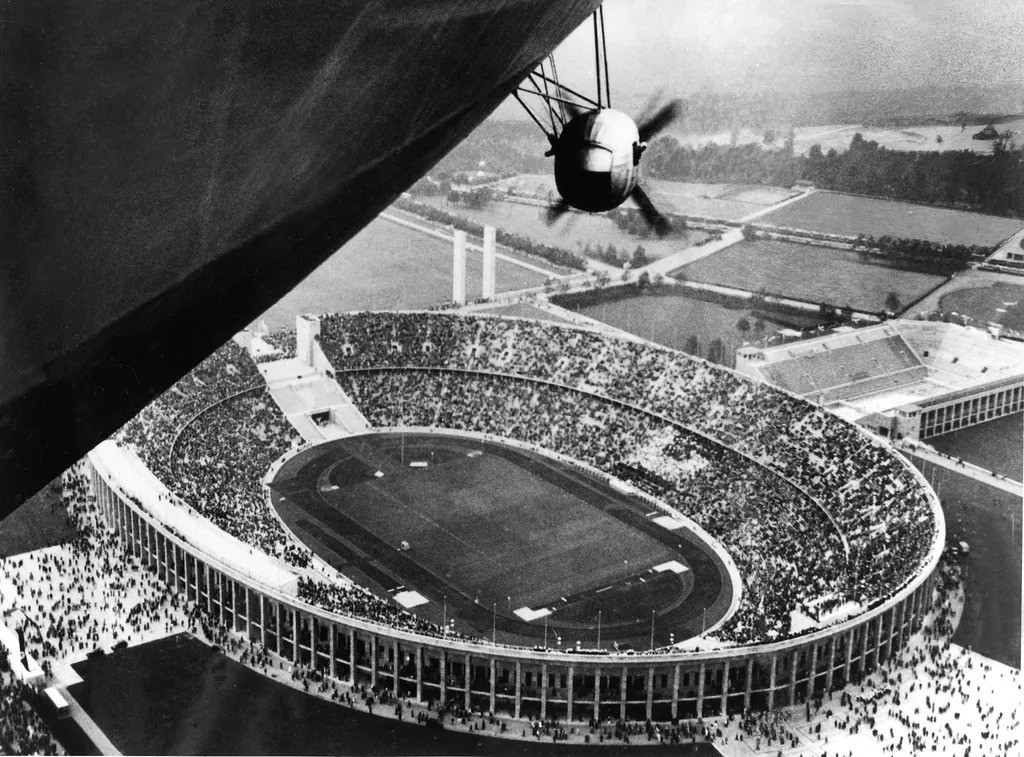 Theo trang Britannica, một điều ít ai có thể ngờ là sân vận động Olympiastadion được xây dựng dưới thời Đức quốc xã của Adolf Hitler năm 1936.