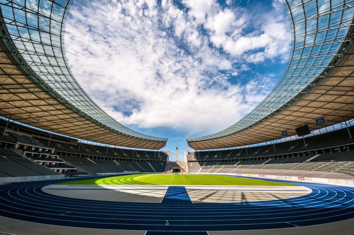 Ngoài công trình chính là sân vận động Olympiastadion, khu phức hợp Reich Sports Field còn có sân điền kinh Mayfield với sức chứa khoảng 75.000 người, nhà hát ngoài trời có 25.000 chỗ ngồi và hơn 100 tòa nhà phục vụ các môn thể thao Olympic.