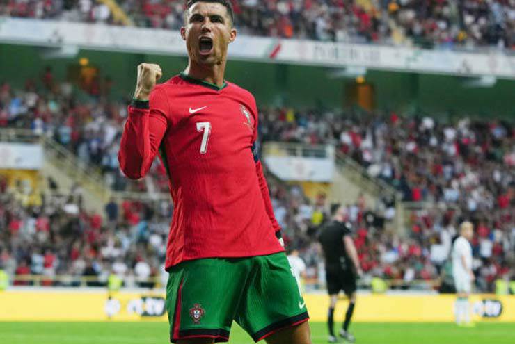 Cristiano Ronaldo "calienta" la Eurocopa con doblete ante Irlanda