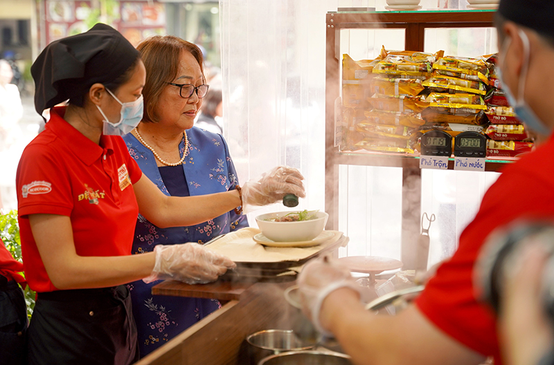 Cô Bùi Thị Sương, nghệ nhân ẩm đã có mặt tại quán.