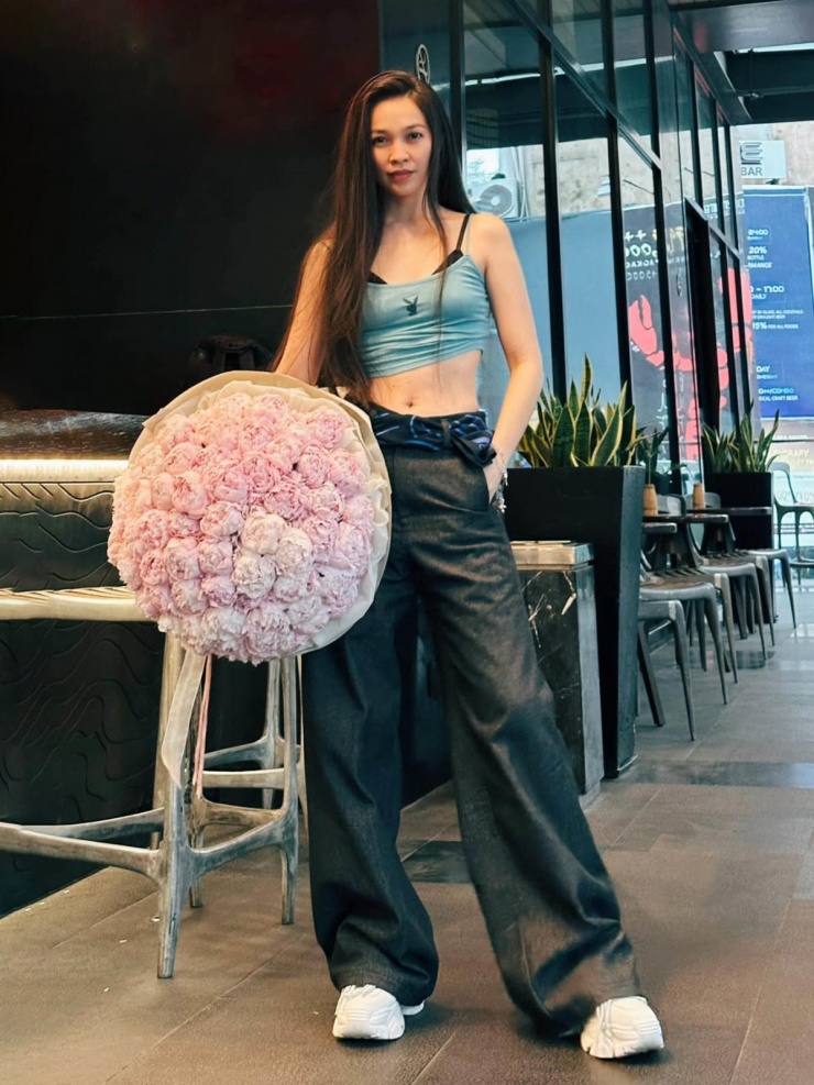 Một lần xuống phố gần đây, Hiền Thục diện crop top vén cao và áp dụng mốt khoe bra đậm tinh thần teen girl thập niên 2000.