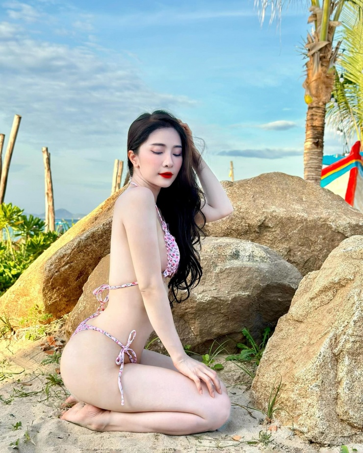 Nữ diễn viên vẫn khoe triệt để lợi thế ngực đầy, eo săn chắc với thiết kế bikini này.