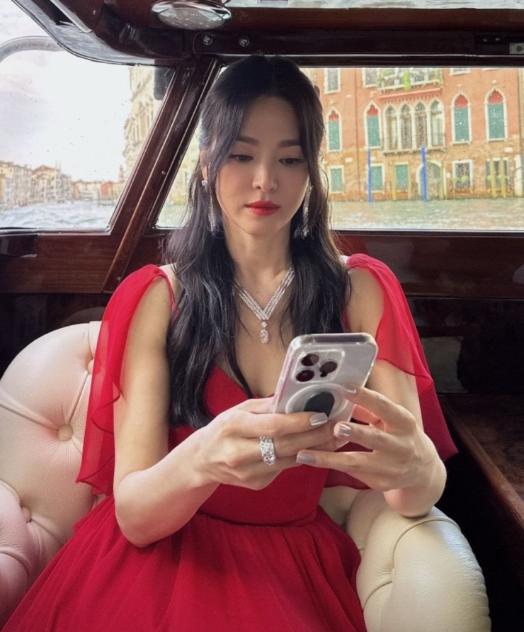 Song Hye Kyo sang Italy từ hồi đầu tuần theo lời mời của thương hiệu.