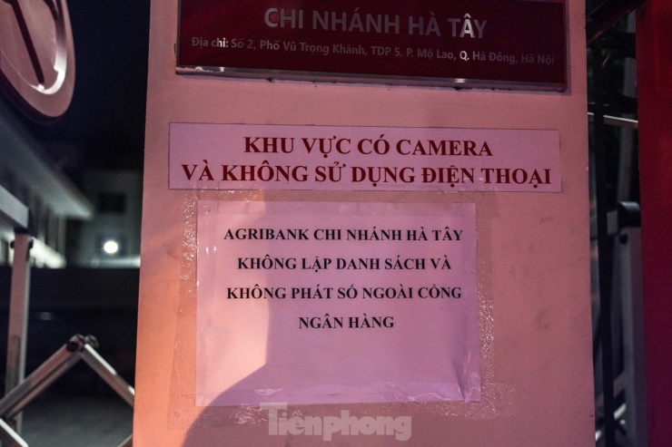 Agribank chi nhánh Hà Tây dán thông báo trước cổng cho biết ngân hàng không lập danh sách và không phát số ngoài cổng.