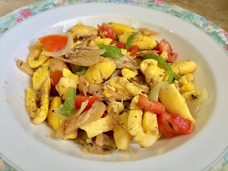 Ở Jamaica, quả ackee lại&nbsp;được coi như &#34;quốc thực&#34;, &#34;quốc hồn quốc túy&#34;, là thành phần không thể thiếu để làm món&nbsp;ackee xào cá muối.
