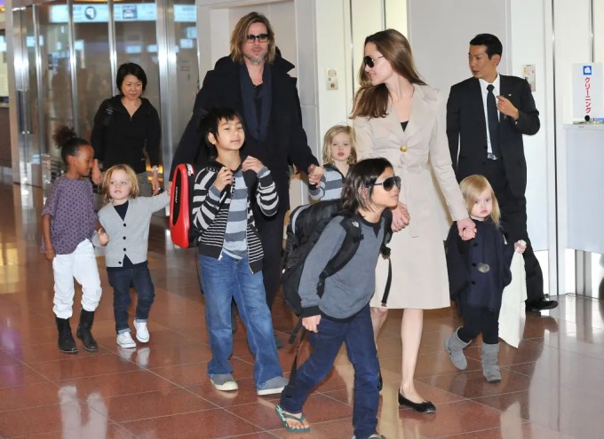 Brad Pitt và Angelina Jolie bên các con ngày nhỏ. Ảnh: Wire