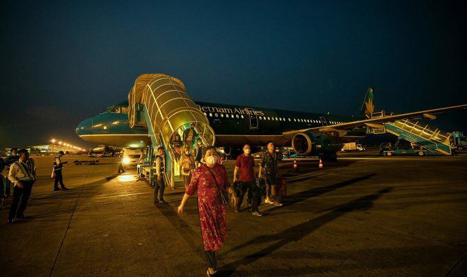 Một chuyến bay đêm của Vietnam Airlines. Ảnh: HVN