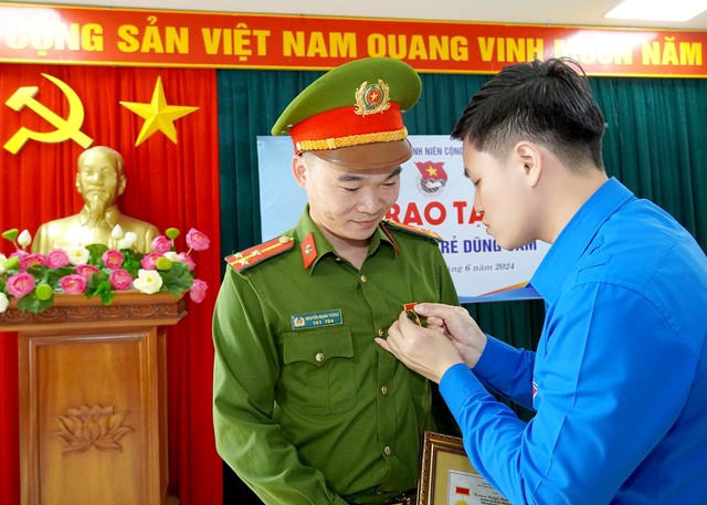 Ông Nguyễn Hải Dương, Bí thư Tỉnh đoàn Hà Giang, trao Huy hiệu "Tuổi trẻ dũng cảm" cho thượng úy Nguyễn Mạnh Tường. Ảnh: Theo Báo Hà Giang