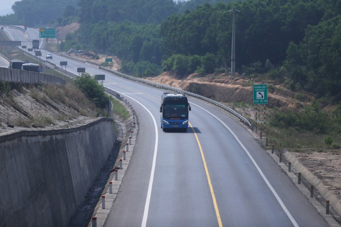 Xe khách đi vào cao tốc Cam Lộ - La Sơn trước khi phân luồng sang quốc lộ 1. Ảnh: Võ Thạnh